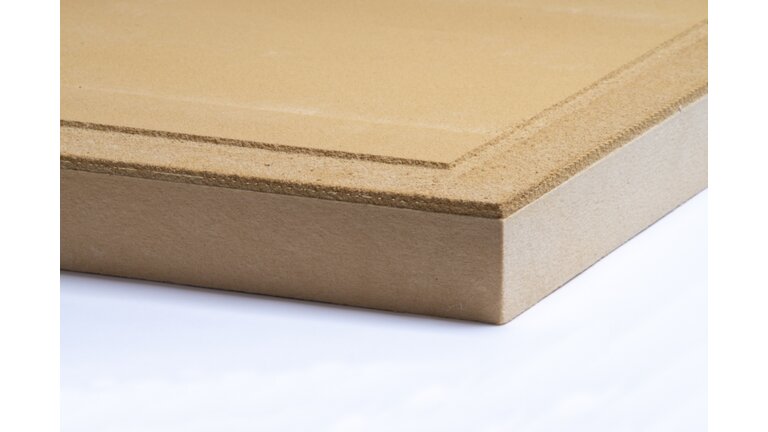 Beige Dämmplatte mit sichtbaren Schichtlagen und glatter Oberfläche im Querschnitt.